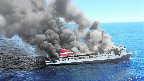 Incendio en el ferry Sorrento en Palma de Mallorca