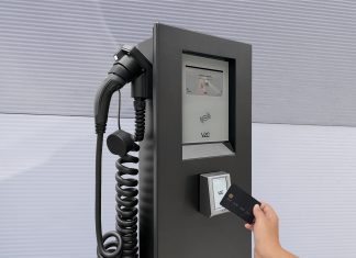 V2C lanza el pago con tarjeta en su cargador de coche eléctrico Pole Pro