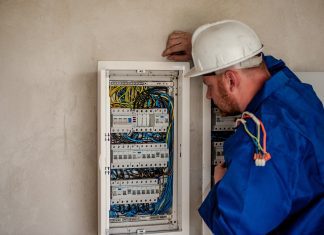 El trabajo de los electricistas y su papel en el funcionamiento de las instalaciones modernas