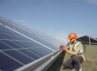 Elegir energía renovable mediante paneles solares impulsa un cambio sostenible y eficiente