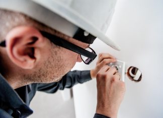 El rol de la electricidad en la vida cotidiana y el trabajo técnico en las ciudades